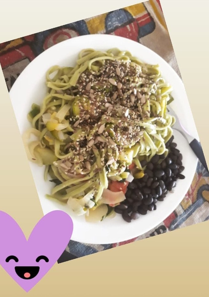 Una foto de Fideos de Espinaca con Salteado de verduras, semillas y porotos