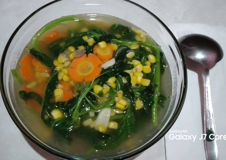 Carrot, spinach and corn in soup