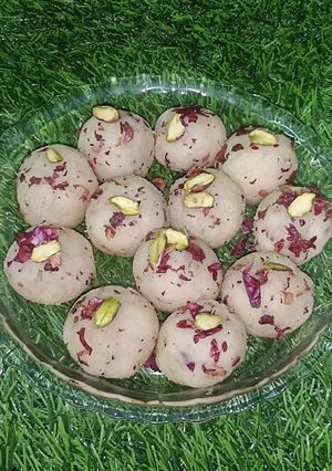 सूजी गुलाब के लडू रेसिपी मुख्य फोटो