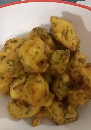 A picture of Gobi (cauliflower) pakoda.