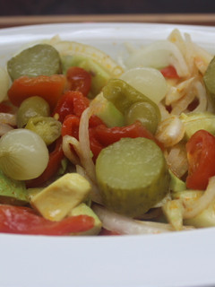 Una foto de Ensalada imitación guacamole con banderillas