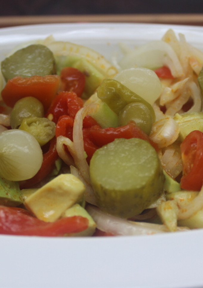 Una foto de Ensalada imitación guacamole con banderillas