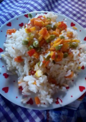 Una foto de Arroz precocido con verdura