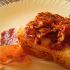 A picture of Bacon and tomato sandwich.