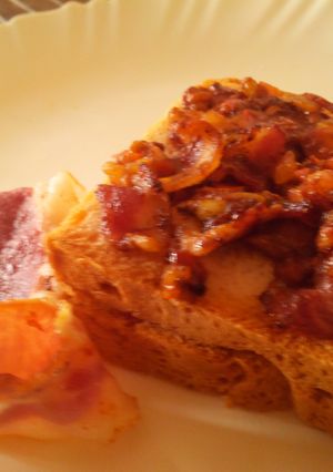 A picture of Bacon and tomato sandwich.