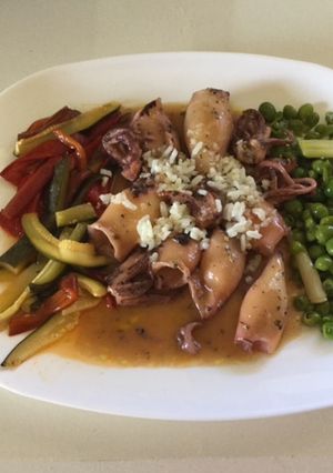 Una foto de Calamares con salsa verde y verduras