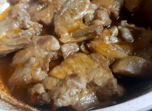 Hình của món Sườn cốt lết rim nước dừa.
