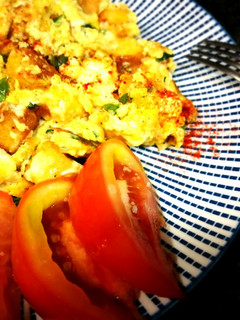 Una foto de Queso griego con huevos y crustones de pan