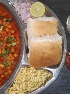 સેવ ઉસળ (વડોદરા ફેમસ સ્ટ્રીટ ફૂડ) રેસીપી મુખ્ય ફોટો