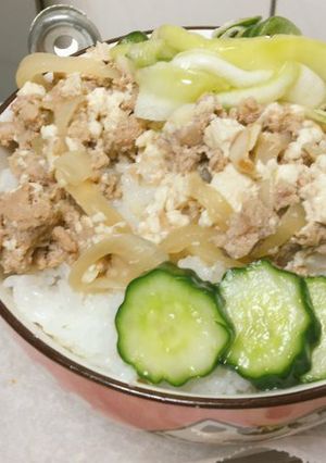 電鍋煮洋蔥豆腐豬肉丼搭糖漬小黃瓜🍚🥒 的食譜成品照片