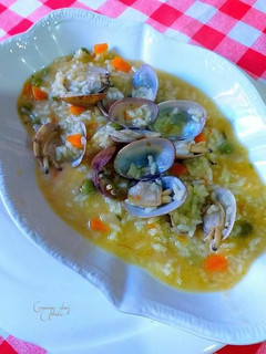 Una foto de Arroz súper caldoso de almejas al azafrán en dos caldos
