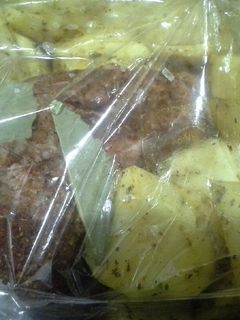 Фото Запеченное сало с картофелем в рукаве для запекания.