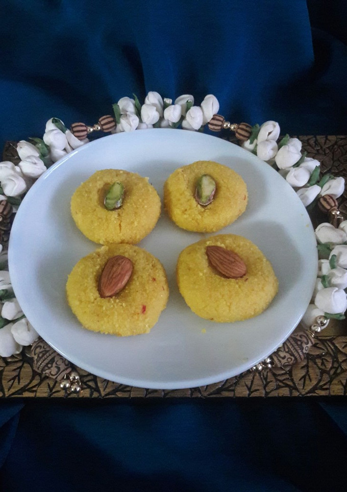 માવા પનીરના કેસર પેંડા (Mava Panner Na Kesar પેંડા) રેસીપી મુખ્ય ફોટો