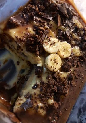 Una foto de Postre de vainilla chocolate y banana en 15 minutos😋