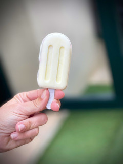Una foto de Helado de yogur griego con fresas