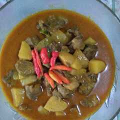 รูปของ Gulai daging 🐮 (sapi) dan kentang (🥔)