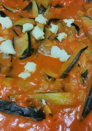 Una foto de Calabacines en salsa cremosa🥛de pimentón🌶️🧀🍎
