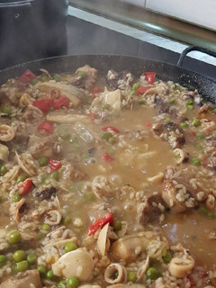 Una foto de Arroz con bacalao y calamares