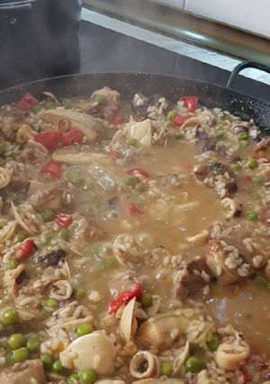 Una foto de Arroz con bacalao y calamares
