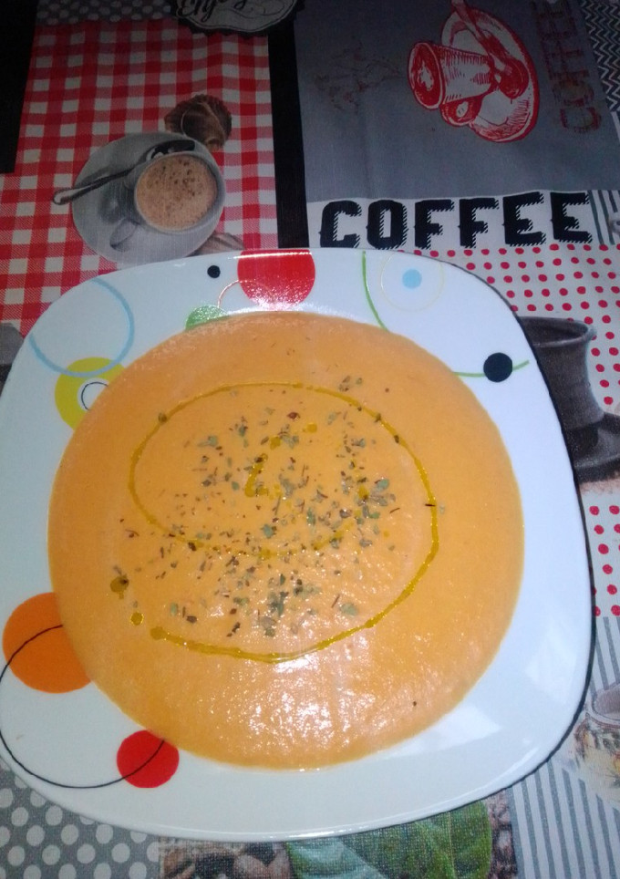Una foto de Crema de tomate y queso