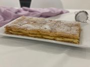 Una foto de dulces con masa de hojaldre