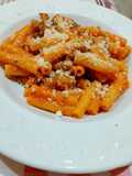 Sedanini al Sugo Rustico con Salsicce Piccanti e Parmigiano Reggiano