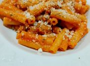 Una foto di sugo di pomodoro e salsiccia