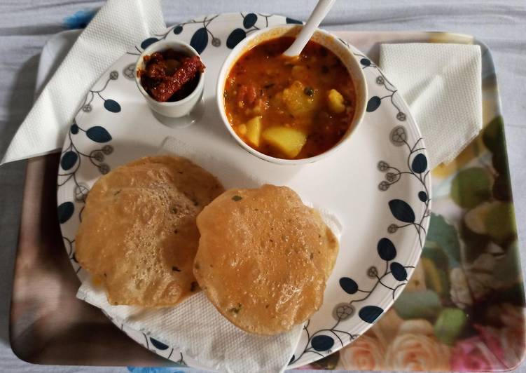 Spicy aalu sabji with kasuri methi puri