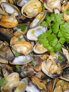 Una foto de Almejas de Carril en salsa verde