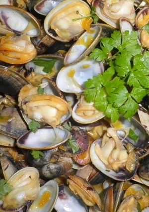 Una foto de Almejas de Carril en salsa verde