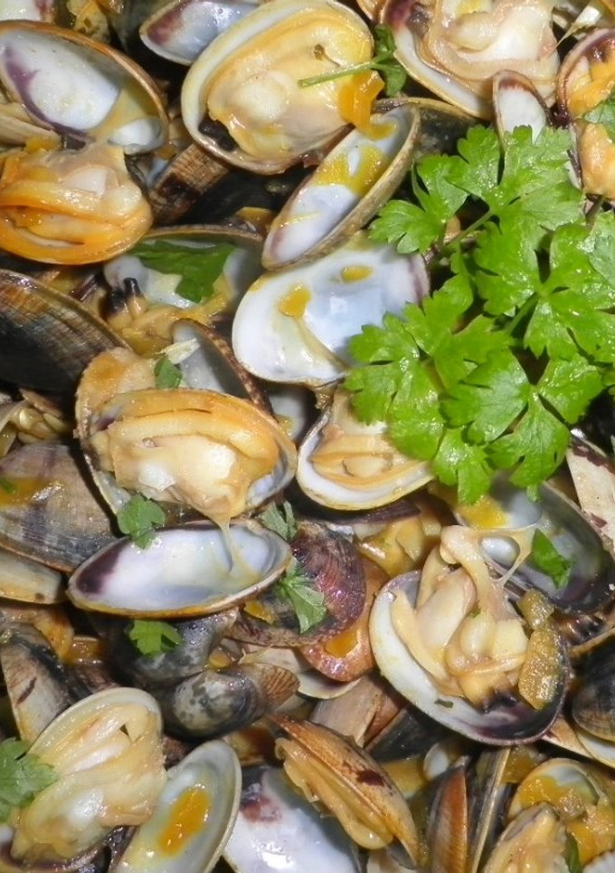 Una foto de Almejas de Carril en salsa verde