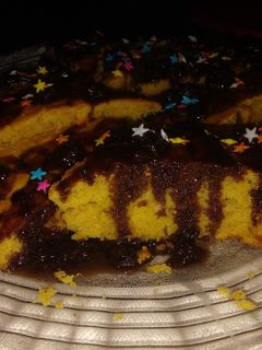 Una foto de Torta de naranja 🍊 con baño de chocolate 🍫💛