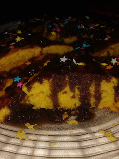 Una foto de Torta de naranja 🍊 con baño de chocolate 🍫💛