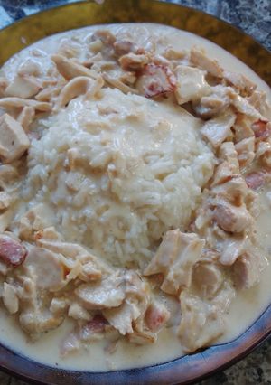 Una foto de Strogonof de pollo con arroz frito