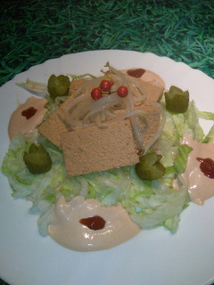 Una foto de Huevas de bacalao sobre cama de ensalada