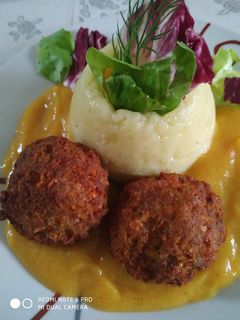 Vadas mártás, sajtos húsgolyóval recept fotója