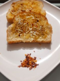 ગાર્લિક બ્રેડ (Garlic Bread Recipe In Gujarati) રેસીપી મુખ્ય ફોટો