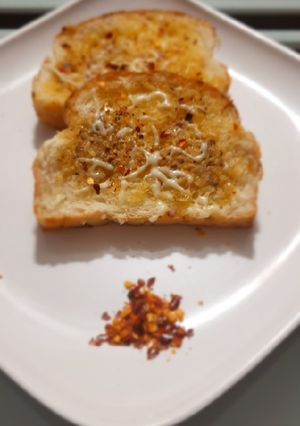 ગાર્લિક બ્રેડ (Garlic Bread Recipe In Gujarati) રેસીપી મુખ્ય ફોટો