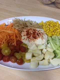 Una foto de Ensalada de humus con crudités