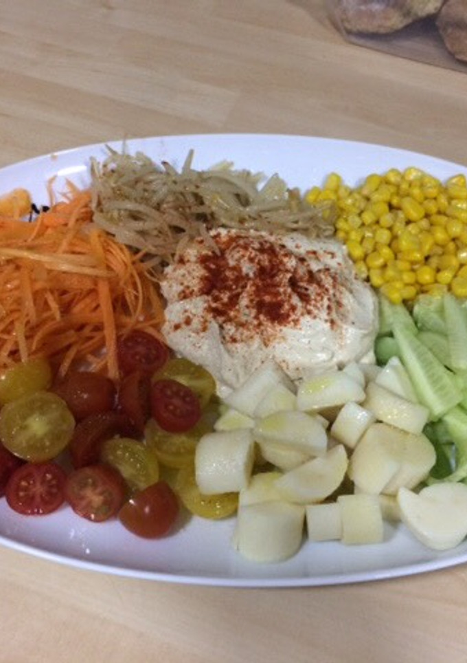 Una foto de Ensalada de humus con crudités