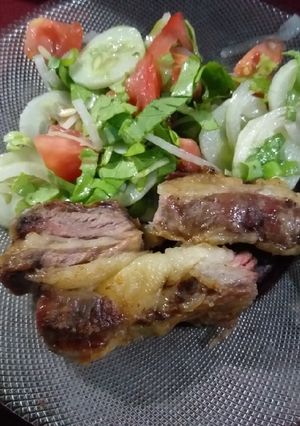 Una foto de ENSALADA DE TOMATE🍅,PEPINO🥒,LECHIGA🥬 Y CEBOLLA🧅