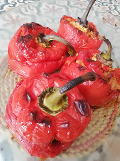Una foto de Pimientos rojos rellenos de pollo y arándanos