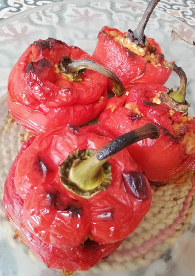 Una foto de Pimientos rojos rellenos de pollo y arándanos