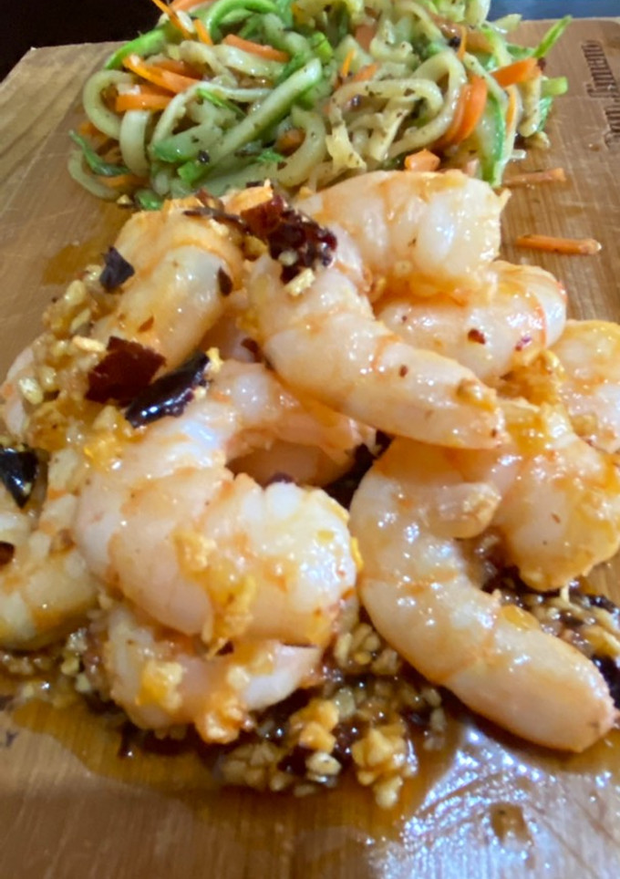 Una foto de Camarones al ajo y chile de árbol express