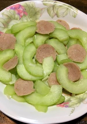 大黃瓜炒貢丸 的食譜成品照片