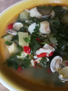 Una foto de Sopa de bacalao, chirlas y judías planas al aroma de lovage