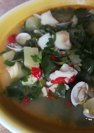 Foto principal de Sopa de bacalao, chirlas y judías planas al aroma de lovage