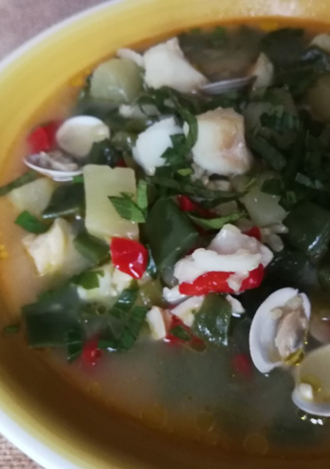 Una foto de Sopa de bacalao, chirlas y judías planas al aroma de lovage