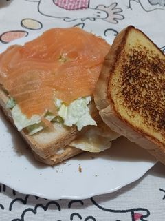 Una foto de Sándwich de salmón ahumado