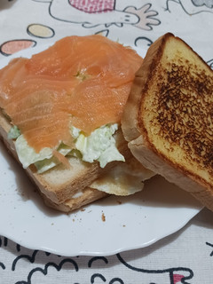 Una foto de Sándwich de salmón ahumado